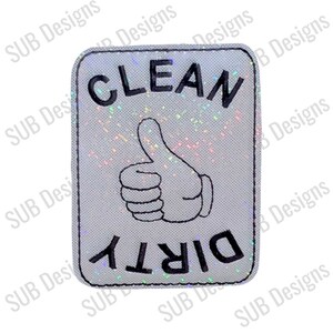 Puede incluir: Un letrero rectangular blanco con un acabado holográfico. El letrero dice "CLEAN" con un icono de pulgar hacia arriba y "DIRTY" en la parte inferior.
