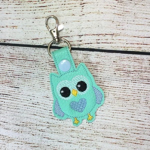 Motif hibou à onglets dans le cercle à broder à broder porte-clés porte-clés porte-clés en vinyle petit gros oiseau blanc marron à pois chibi mignon