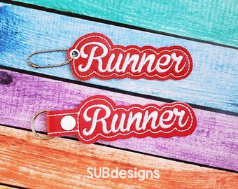 Läufer Schnappverschluss Design im Rahmen Stickerei Schlüsselanhänger Schlüsselanhänger Schlüsselanhänger Name Schulklasse Sport Laufschuh Schuhe
