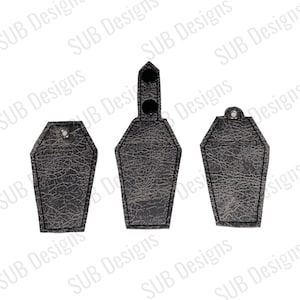 Könnte beinhalten: Drei graue Schlüsselanhänger in Sargform aus Kunstleder. Ein Schlüsselanhänger hat eine Metallschlaufe, einer einen Metallring und einer einen Metallschnappverschluss.