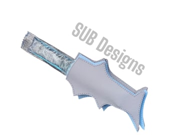Può includere: Una custodia in tessuto grigio e blu con un'apertura con cerniera. La custodia ha la forma di una pinna di squalo ed è foderata in tessuto blu. La custodia è progettata per contenere un tubo di dentifricio.