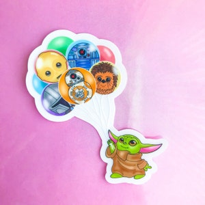 Puede incluir: Un personaje verde de Baby Yoda sosteniendo una cuerda de globos. Los globos est&aacute;n decorados con personajes de Star Wars, incluyendo R2-D2, Chewbacca y un droide amarillo.