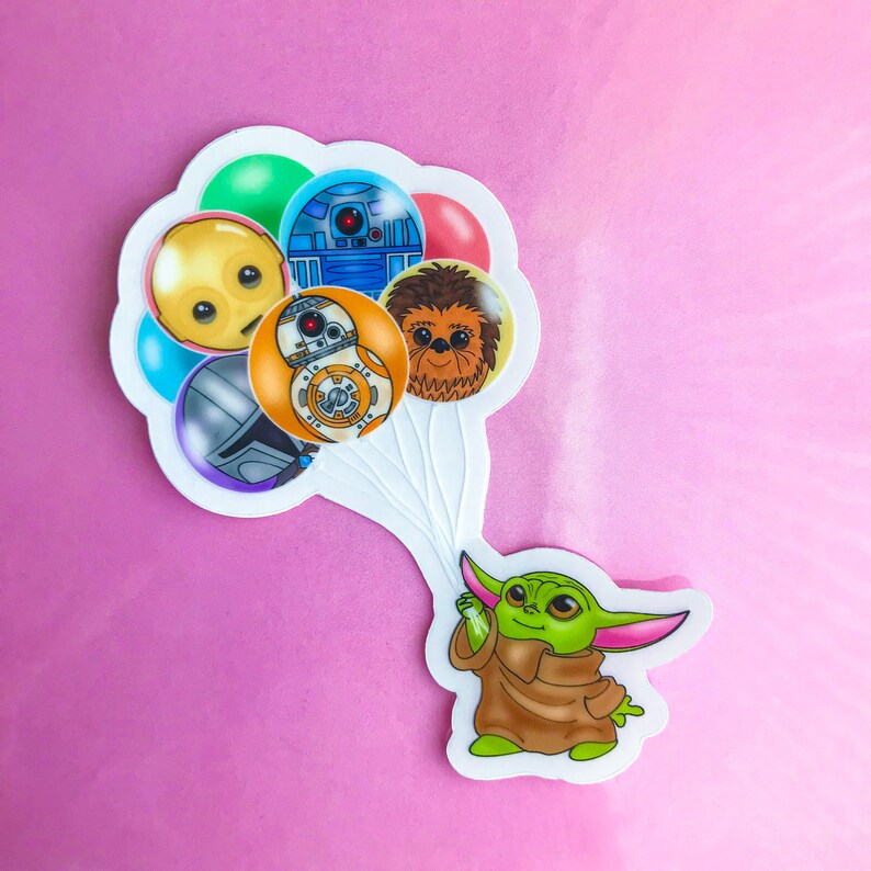Puede incluir: Un personaje verde de Baby Yoda sosteniendo una cuerda de globos. Los globos est&aacute;n decorados con personajes de Star Wars, incluyendo R2-D2, Chewbacca y un Stormtrooper.