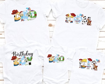 以下が含まれることがあります： トイストーリーをテーマにした白いTシャツ4枚セット。シャツにはウッディとバズ・ライトイヤーのキャラクターと、「パパ」「ママ」「兄」「妹」の文字がデザインされています。