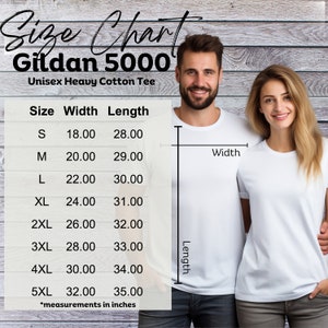 以下が含まれることがあります： Gildan 5000ユニセックスヘビーコットンTシャツのサイズチャート。Sから5XLまでのサイズがインチ単位の幅と長さで表示されています。白いTシャツを着た2人がチャートの横に立っており、幅と長さの寸法が示されています。