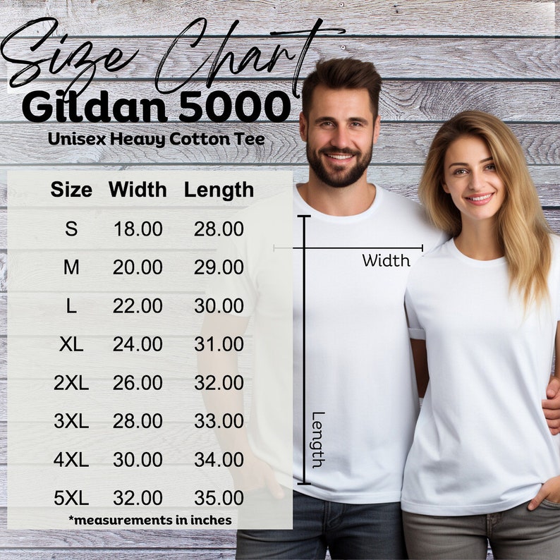 以下が含まれることがあります： Gildan 5000ユニセックスヘビーコットンTシャツのサイズチャート。Sから5XLまでのサイズがインチ単位の幅と長さで表示されています。白いTシャツを着た2人がチャートの横に立っており、幅と長さの寸法が示されています。