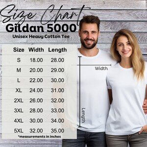 Puede incluir: Una tabla de tallas para camisetas unisex Gildan 5000 de algod&oacute;n pesado. La tabla muestra las tallas S a 5XL con medidas de ancho y largo en pulgadas. La imagen tambi&eacute;n presenta a un hombre y una mujer con camisetas blancas.