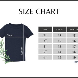 以下が含まれることがあります： ネイビーブルーのTシャツとサイズチャート。サイズチャートは、2Tから6Tまでのサイズの胸囲と長さをインチで表示しています。「SIZE CHART」の文字が上部にあります。