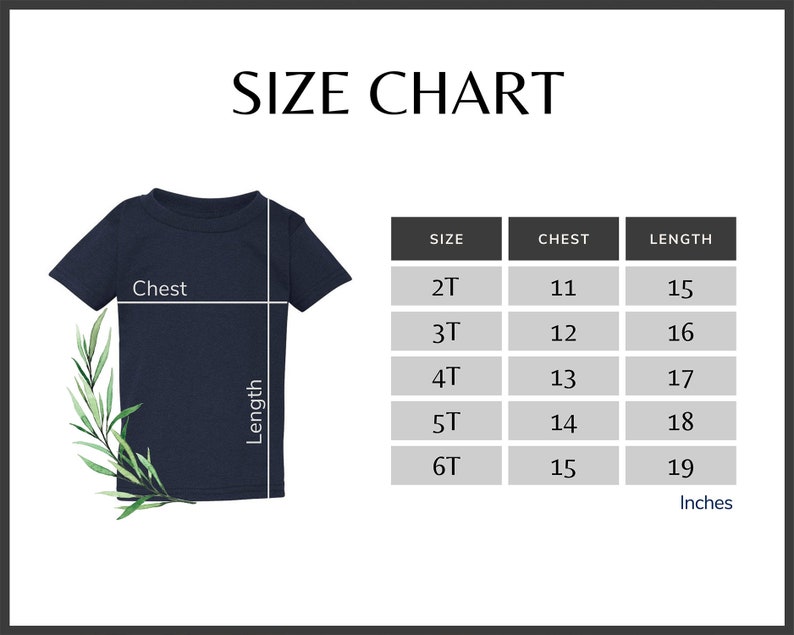 以下が含まれることがあります： ネイビーブルーのTシャツとサイズチャート。サイズチャートは、2Tから6Tまでのサイズの胸囲と長さをインチで表示しています。「SIZE CHART」の文字が上部にあります。