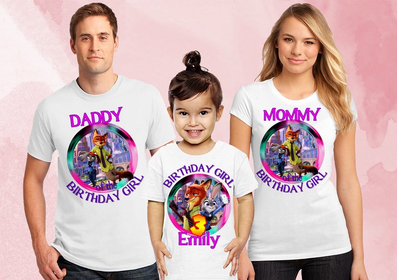 以下が含まれることがあります： ズートピアをテーマにしたデザインの白いTシャツ。シャツには、映画のキャラクターが描かれた円形のグラフィックと、「Daddy」、「Mommy」、「Birthday Girl」の文字がプリントされています。子供のシャツには「Emily」という名前と数字の「3」がプリントされています。