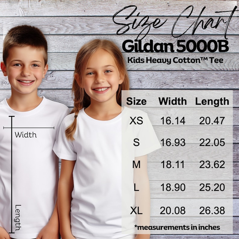 以下が含まれることがあります： 白いTシャツを着た2人の子供が木製の背景の前に立っています。Gildan 5000B Kids Heavy Cotton Teeのサイズチャートが表示され、XSからXLまでのサイズの測定値がcmで表示されます。チャートには幅と長さの寸法が含まれています。