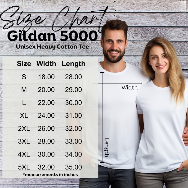 K&ouml;nnte beinhalten: Eine Gr&ouml;&szlig;entabelle f&uuml;r Gildan 5000 Unisex-Heavy-Cotton-T-Shirts. Die Tabelle zeigt die Gr&ouml;&szlig;en S bis 5XL mit Breiten- und L&auml;ngenma&szlig;en in Zoll. Zwei Personen tragen wei&szlig;e T-Shirts, wobei die Breite und L&auml;nge des Shirts gemessen werden.