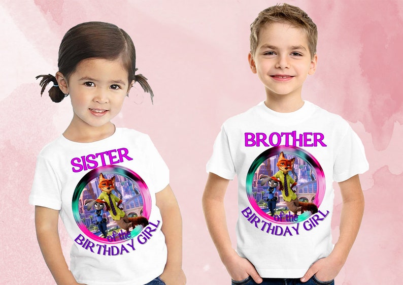 以下が含まれることがあります： 白いTシャツ2枚。「SISTER of the BIRTHDAY GIRL」と「BROTHER of the BIRTHAY GIRL」の文字がピンクと紫で書かれています。それぞれに、ズートピアの漫画のグラフィックが円で描かれています。