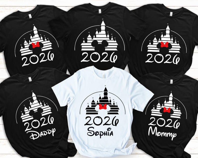 K&ouml;nnte beinhalten: Schwarze und wei&szlig;e T-Shirts mit Schlossdesign, roter Schleife und dem Jahr 2026. Ein wei&szlig;es T-Shirt tr&auml;gt den Namen "Sophia". Andere Shirts tragen die Aufschriften "Daddy" und "Mommy".