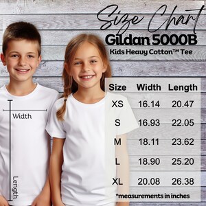 Puede incluir: Dos ni&ntilde;os con camisetas blancas se encuentran frente a un fondo de madera. Se muestra una tabla de tallas para la camiseta Gildan 5000B Kids Heavy Cotton, con medidas en pulgadas. La tabla incluye tallas de XS a XL, con dimensiones de ancho y largo.