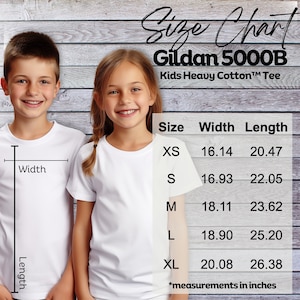 K&ouml;nnte beinhalten: Zwei Kinder in wei&szlig;en T-Shirts stehen vor einem Holz Hintergrund. Eine Gr&ouml;&szlig;entabelle f&uuml;r Gildan 5000B Kids Heavy Cotton Tee wird angezeigt, die Ma&szlig;e in cm f&uuml;r die Gr&ouml;&szlig;en XS bis XL zeigt. Die Tabelle enth&auml;lt Breiten- und L&auml;ngenma&szlig;e.