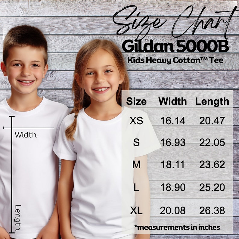 K&ouml;nnte beinhalten: Zwei Kinder in wei&szlig;en T-Shirts stehen vor einem Holz Hintergrund. Eine Gr&ouml;&szlig;entabelle f&uuml;r Gildan 5000B Kids Heavy Cotton Tee wird angezeigt, die Ma&szlig;e in cm f&uuml;r die Gr&ouml;&szlig;en XS bis XL zeigt. Die Tabelle enth&auml;lt Breiten- und L&auml;ngenma&szlig;e.