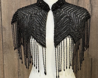 Capa corta negra con flecos y cuentas / Envío gratuito en EE. UU.