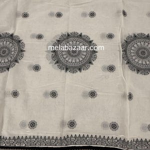 Pode incluir: Tecido branco com um padr&atilde;o floral preto repetido e grandes desenhos de mandala circulares. O texto "melabazaar.com" &eacute; vis&iacute;vel. As bordas s&atilde;o adornadas com uma borda preta.