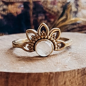 Mira • Moonstone Boho Ring I Gemstonering I Present for wife I Bohemian Gemstones I Tribal Bohemian I Brass ring I Gold I Gemstone Journey