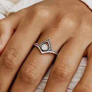 Anillo Soraya oro I Mondstein Boho I Edelsteinring I Geschenk Frau I Edelsteine I Tribe Festival Schmuck I Messingring I Gemstone.Journey