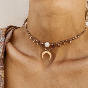 Rosé Moon Magic - Makramee Halskette Choker Tiara mit Halbmond I Geschenk für sie I Bohohalskette I Mond Schmuckstück I Gemstone Journey