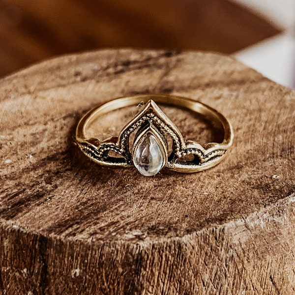 Anesha • Moonstone Boho Ring I Gemstonering I Present for wife I Boho Gemstones I Tribal Boho I Anello in ottone I Oro I Gemstone Journey