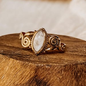 Lucina Anillo oro I Mondstein Boho I Edelsteinring I Geschenk Frau I Edelsteine I Tribe Festival Schmuck I Messingring I Gemstone.Journey