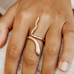 Medusa Schlangen Anillo oro I Mondstein Boho I Edelsteinring I Geschenk Frau I Tribe Festival Schmuck I Messingring I Gemstone.Journey