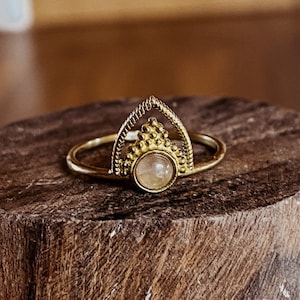 B-Ware Filu • Anello Boho con quarzo di rosa/pietra di luna, regalo per pietre preziose Boho, Boho tribale, anello in ottone, oro, viaggio con pietre preziose