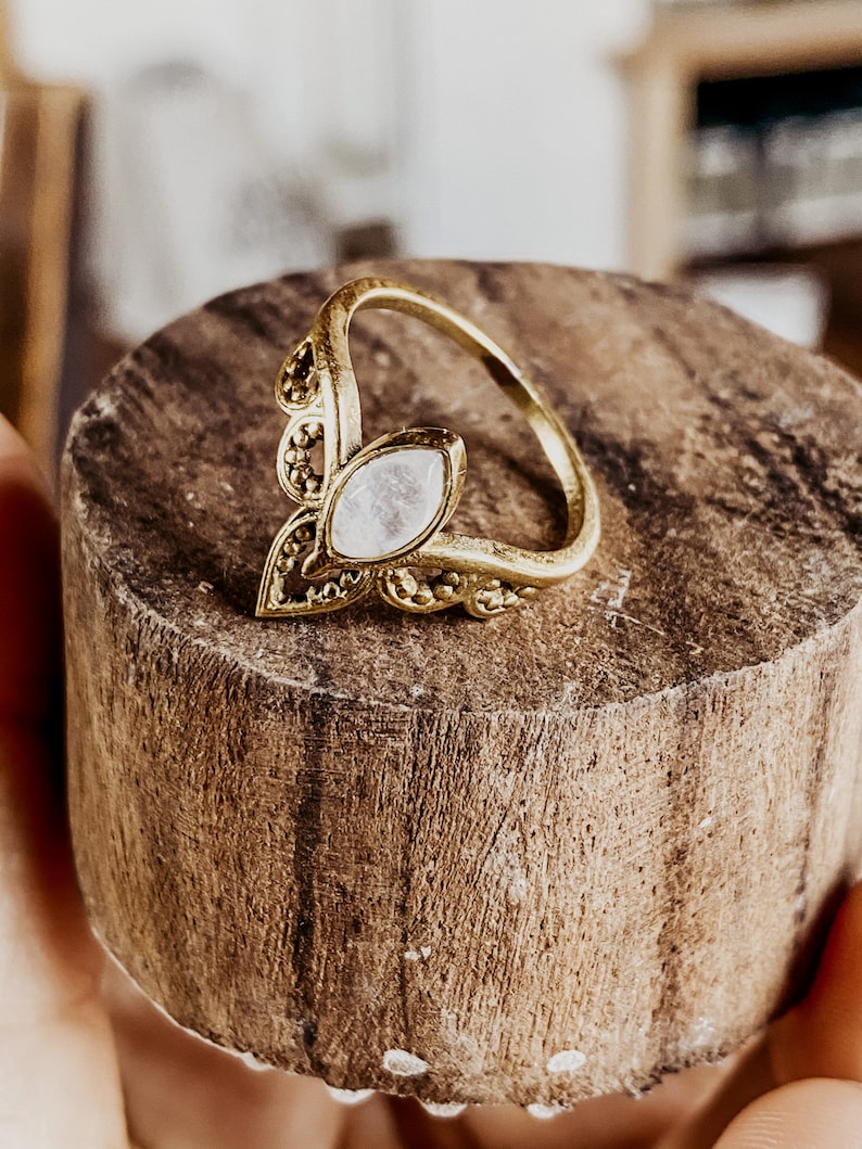 Freya Mondstein Boho Ring I Edelsteinring I Geschenk Frau I Bohemian Edelsteine I Tribe Festival Schmuck I Messingring I Gemstone.Journey image 7