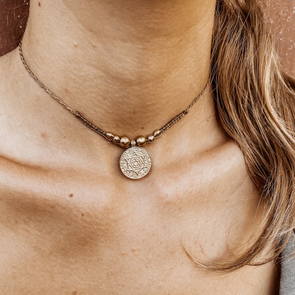 Infinitum - Makramee Halskette Choker Tiara Halbmond I Geschenk für sie I Bohohalskette I Tribe I Mond Schmuckstück I Gemstone Journey