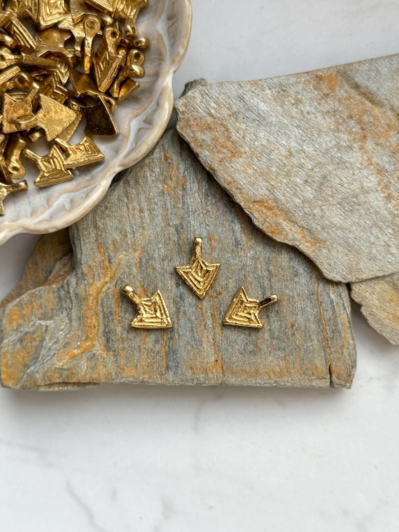 Messinganhänger Pfeil, 12x17mm, gold Anhänger, Makramee, Schmuckzubehör, Makrameeschmuck, DIY, Schmuckanhänger, Messing