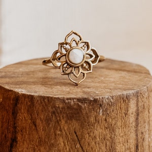 Delia Ring I Mondstein Boho I Edelsteinring I Geschenk Frau I Bohemian Edelsteine I Tribe Festival Schmuck I Messingring I Gemstone.Journey Bild 1