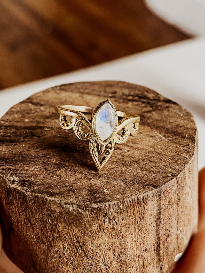 Freya Mondstein Boho Ring I Edelsteinring I Geschenk Frau I Bohemian Edelsteine I Tribe Festival Schmuck I Messingring I Gemstone.Journey image 5