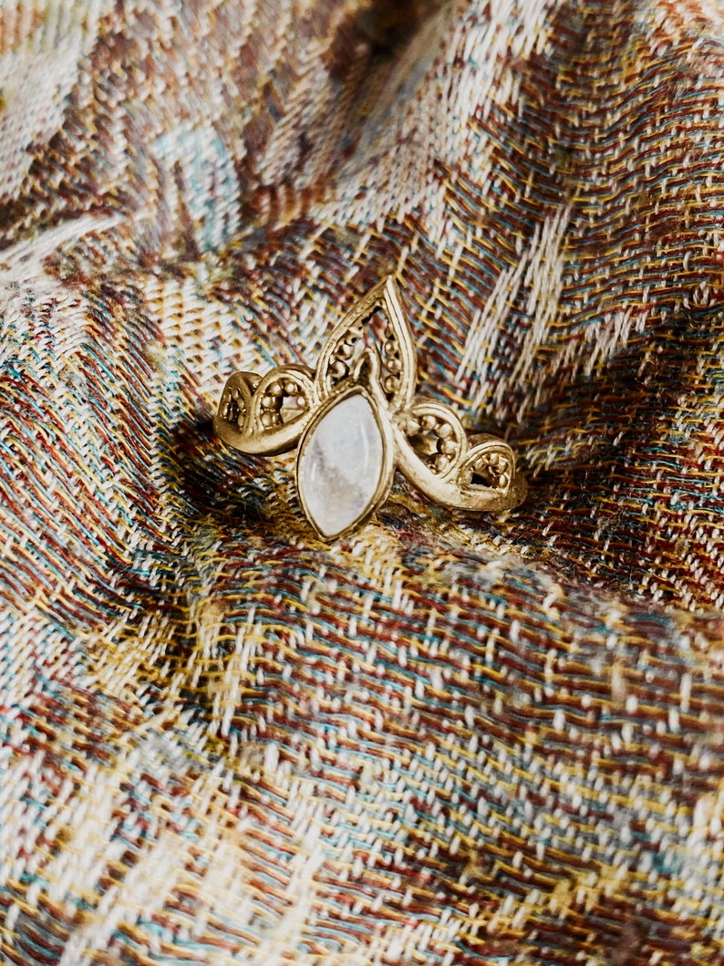 Freya Mondstein Boho Ring I Edelsteinring I Geschenk Frau I Bohemian Edelsteine I Tribe Festival Schmuck I Messingring I Gemstone.Journey image 3
