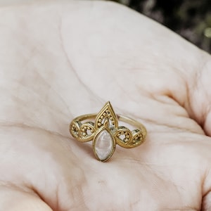 Freya Mondstein Boho Ring I Edelsteinring I Geschenk Frau I Bohemian Edelsteine I Tribe Festival Schmuck I Messingring I Gemstone.Journey image 9