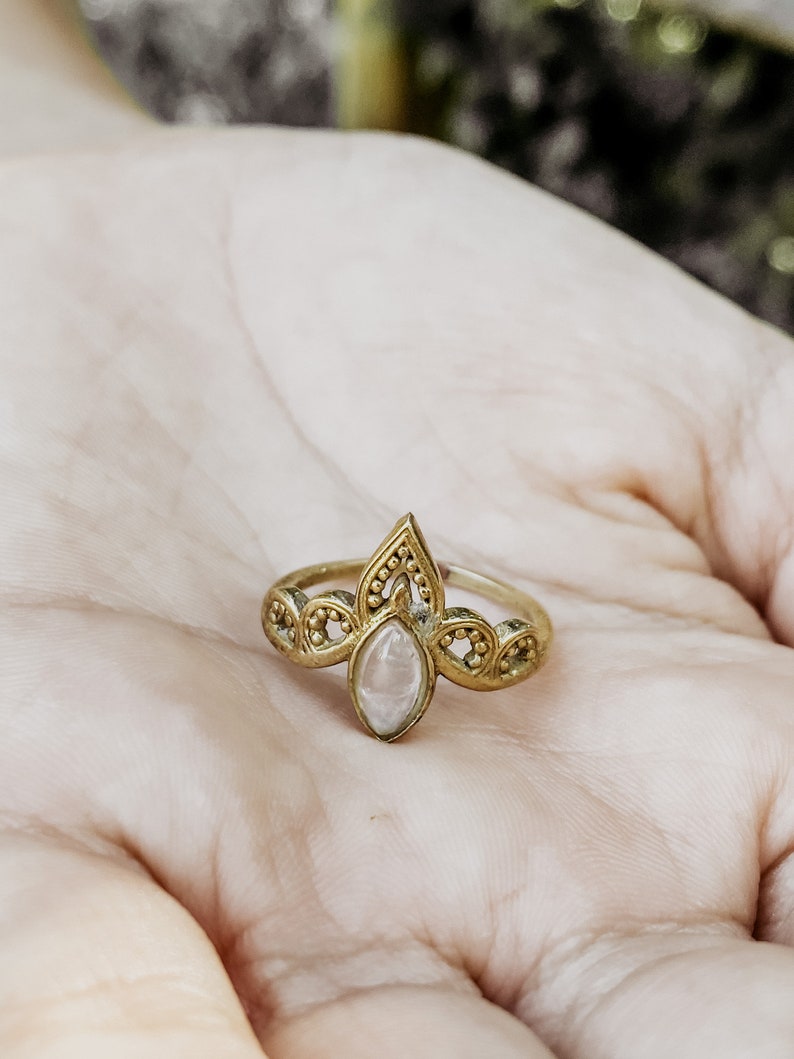 Freya Mondstein Boho Ring I Edelsteinring I Geschenk Frau I Bohemian Edelsteine I Tribe Festival Schmuck I Messingring I Gemstone.Journey image 9
