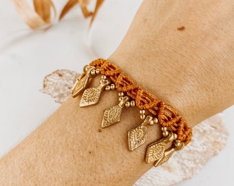 Bracciale Amore I Ciondoli dorati I Regalo di Natale I Regalo di compleanno I Gioielli per lei I Gioielli tribali arte boho I Vendita I Gemstonejourney