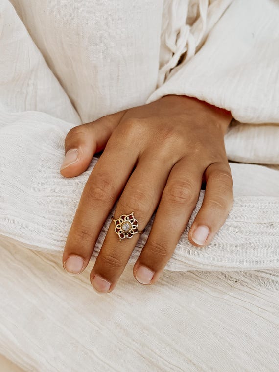 Laluz Ring gold I Mondstein Boho I Edelsteinring I Geschenk Frau I Edelsteine I Tribe Festival Schmuck I Messingring I Gemstone.Journey