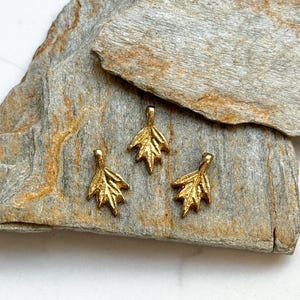 Messinganhänger Blatt, 11x18mm, gold Anhänger, Makramee, Schmuckzubehör, Makrameeschmuck, DIY, Schmuckanhänger, Messing