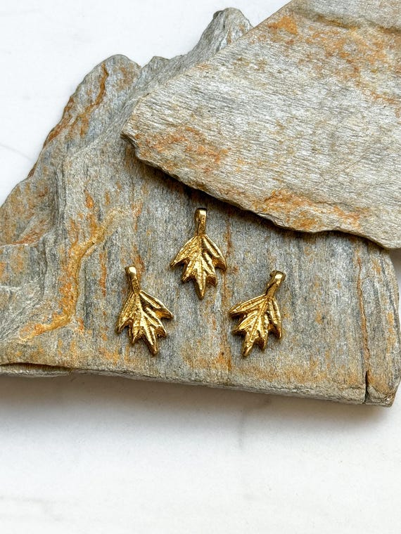 Messinganhänger Blatt, 11x18mm, gold Anhänger, Makramee, Schmuckzubehör, Makrameeschmuck, DIY, Schmuckanhänger, Messing