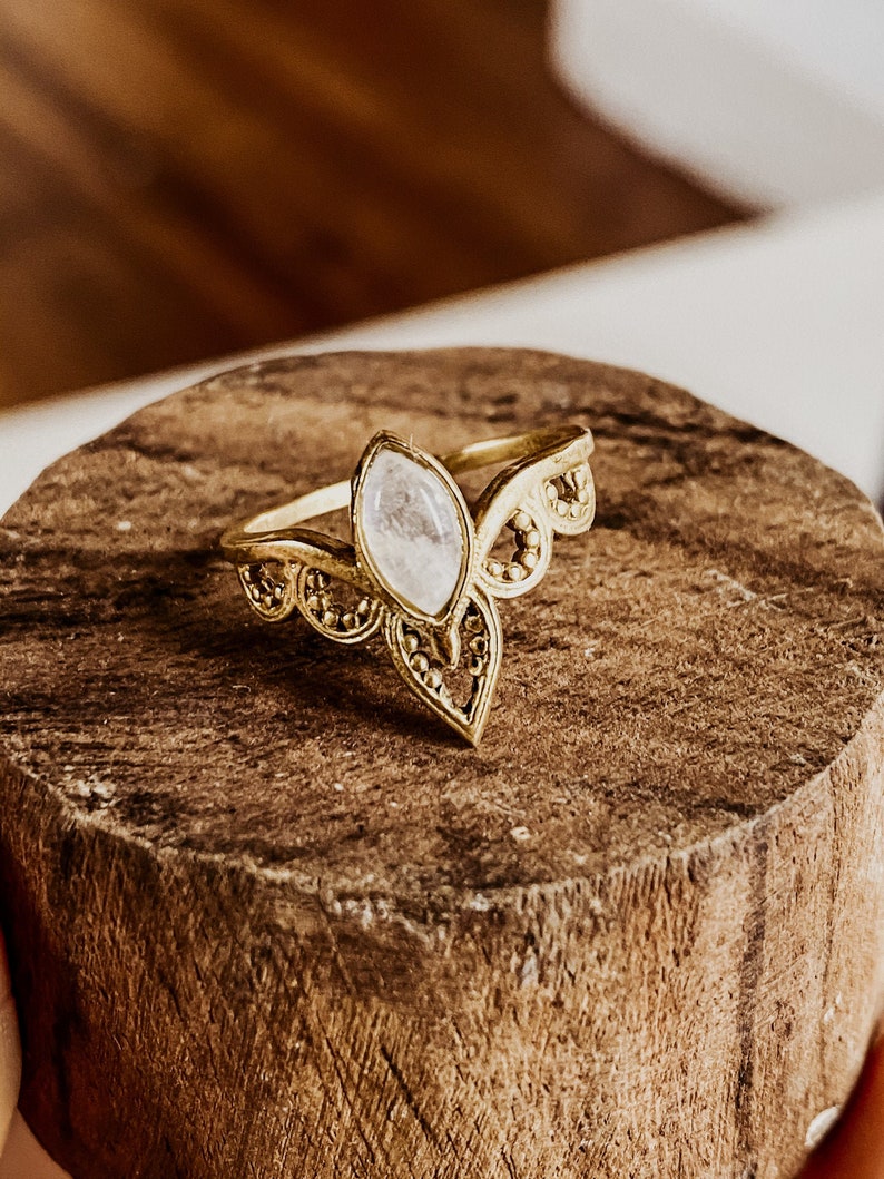 Freya Mondstein Boho Ring I Edelsteinring I Geschenk Frau I Bohemian Edelsteine I Tribe Festival Schmuck I Messingring I Gemstone.Journey image 1