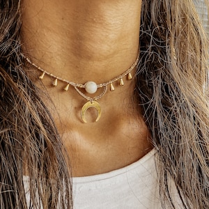 Blattgold Moon Magic - Makramee Halskette Choker mit Halbmond I Bohemian Halskette I Mondkind I Halbmond Magischer Mond I Gemstone.Journey