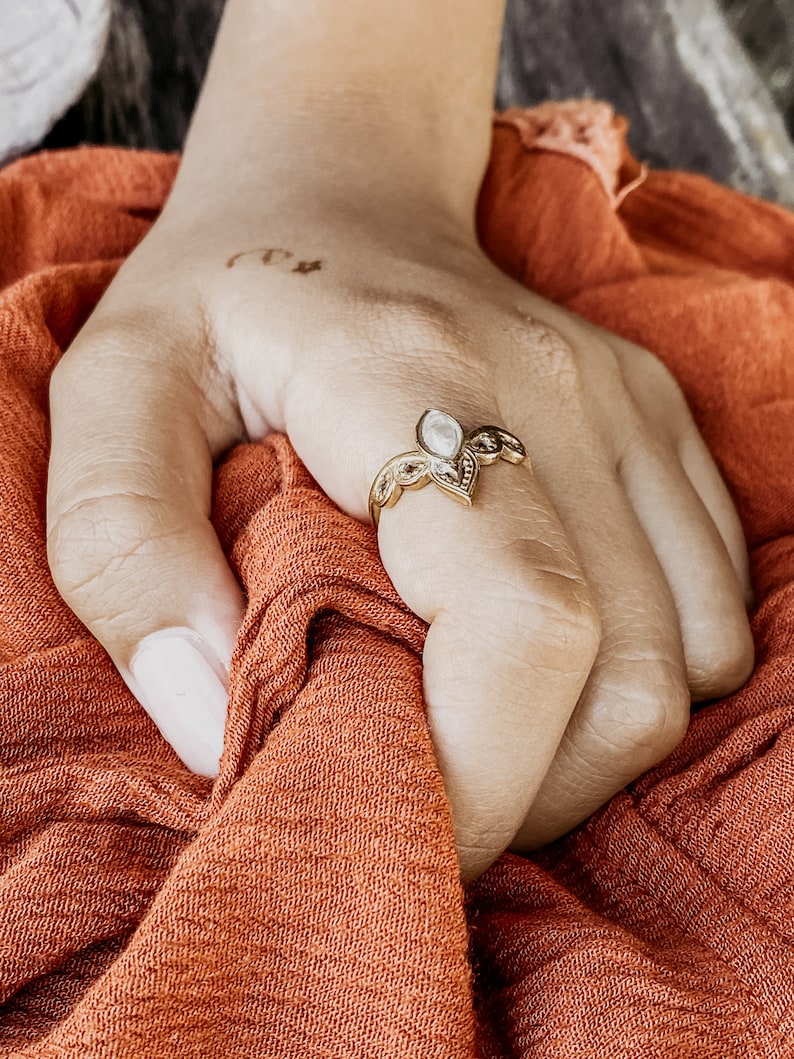 Freya Mondstein Boho Ring I Edelsteinring I Geschenk Frau I Bohemian Edelsteine I Tribe Festival Schmuck I Messingring I Gemstone.Journey image 2