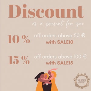 K&ouml;nnte beinhalten: Eine Grafik mit einem Rabattangebot f&uuml;r Bestellungen &uuml;ber 50 Euro und 100 Euro. Der Rabatt betr&auml;gt 10 % f&uuml;r Bestellungen &uuml;ber 50 Euro und 15 % f&uuml;r Bestellungen &uuml;ber 100 Euro. Die Grafik zeigt eine Gruppe von vier Frauen, die sich umarmen. Der Text "Discount as a present for you" befindet sich oben auf der Grafik. Der Text "GEMSTONE JOURNEY" befindet sich unten auf der Grafik.