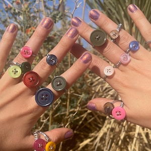 carino come un anello con bottone • gioielli con bottone fatti a mano • un anello realizzato su ordinazione • anelli impilabili • avvolti in filo metallico