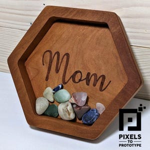 Bandeja hexagonal de madera noble - ¡3 tamaños y grabable! Píxeles para crear prototipos de fresno, nogal y cerezo. Regalo personalizable.
