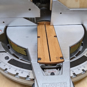DeWalt DW715 Miter Saw Zero Clearance Insert - Pliki projektowe - DXF, SKP, STEP, F3D - Pixels to Prototype - szybkie pobieranie