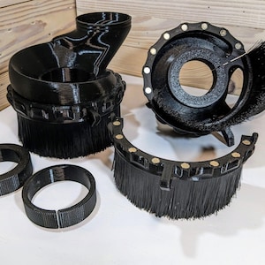 Petesquared CNC-dammskydd — 40 mm till 90 mm spindlar | Vortexdammskydd, 4" slang | Delad magnetisk borste ingår